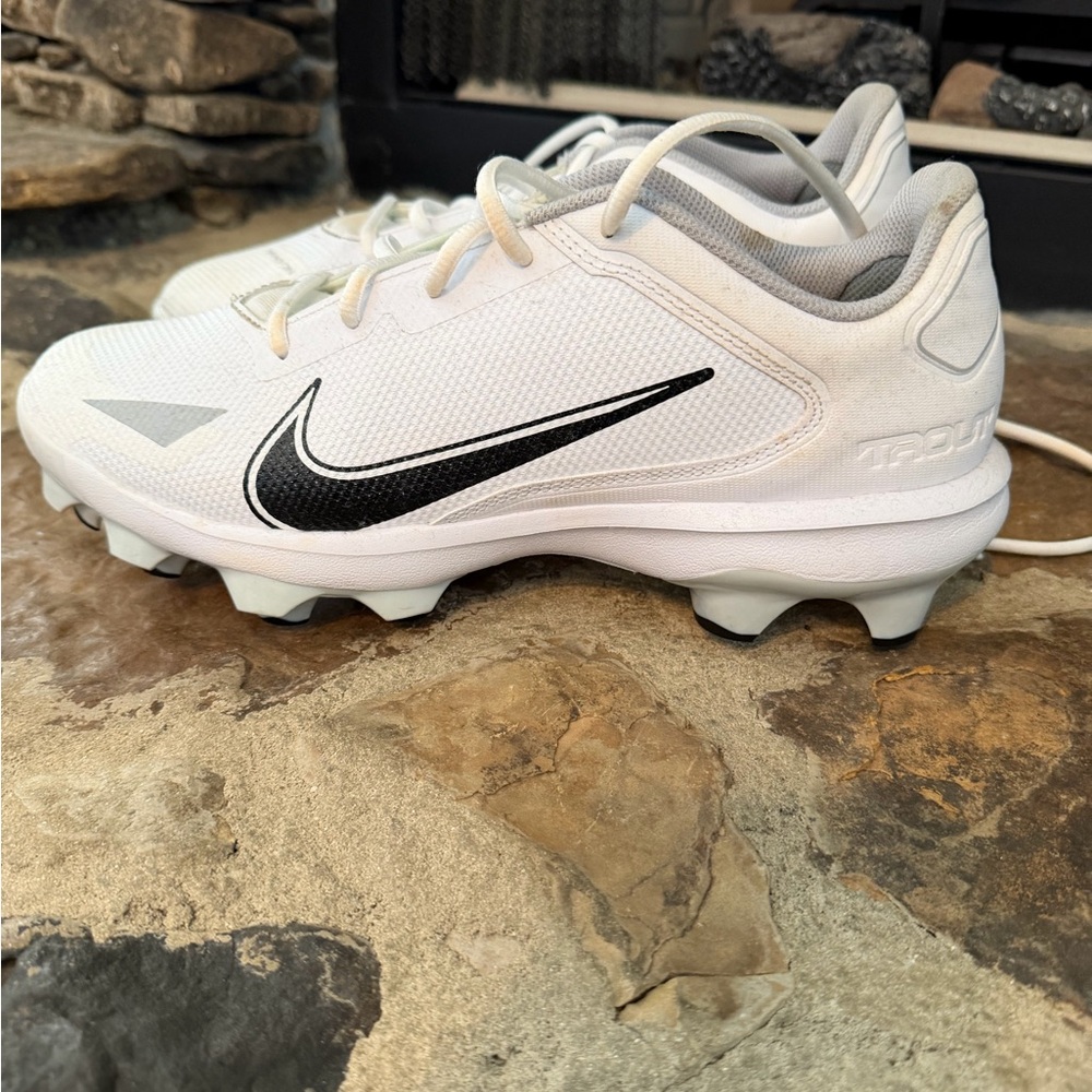 Nike Men’s White Baseball Cleats with Black Swoosh